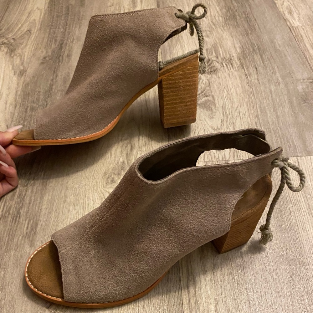 Toms Tan Elba Booties Peep Toe Suede Tassles Taupe Chunky Block Heel Mules | 8 - Picture 7 of 16
